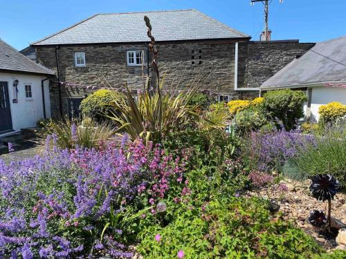 Κήπος έξω από το Buntings Cottage at Trenale Court Cottages