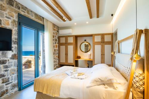 Ένα ή περισσότερα κρεβάτια σε δωμάτιο στο Terramare Villas Karpathos