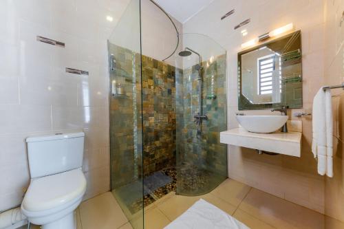 フリック・アン・フラックにあるSugar reef A3のトイレ、洗面台、シャワー付きのバスルーム