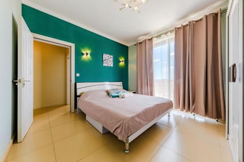 フリック・アン・フラックにあるSugar reef A3のベッドと緑の壁のある寝室