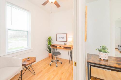 オシュコシュにあるDowntown 2 Bedroom Home - Officeのデスク、椅子、テーブルが備わる客室です。