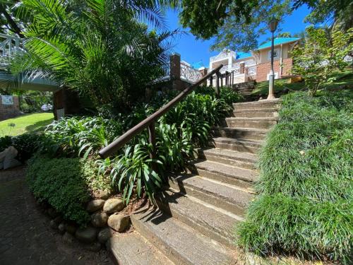 una rampa di scale di fronte a una casa di Caribbean Estates Montego Bay 05 a Port Edward