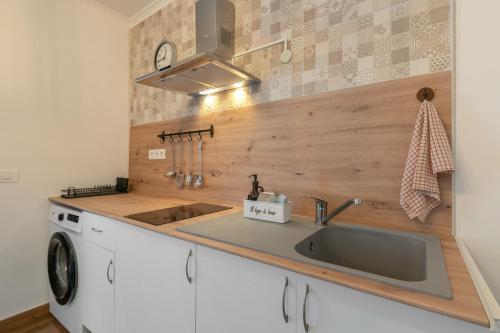 a kitchen with a sink and a stove at El Hogar de Ireneo A in Güimar