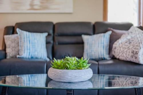 Corporate Housing Large Family Home - 3 bedroom 2 bath في كيمبرلي: غرفة معيشة مع أريكة وطاولة زجاجية