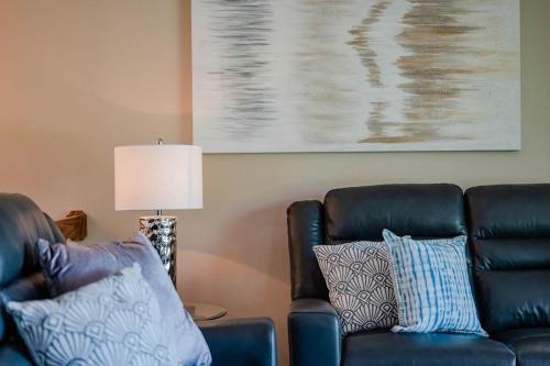 Corporate Housing Large Family Home - 3 bedroom 2 bath في كيمبرلي: غرفة معيشة مع أريكة جلدية ومصباح