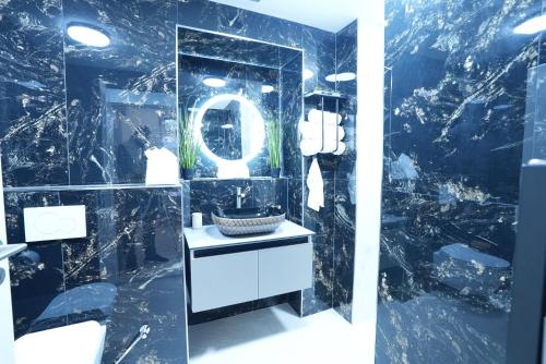 Ένα μπάνιο στο Wohnung IC - Luxus-Apartment mit Elegantem Design