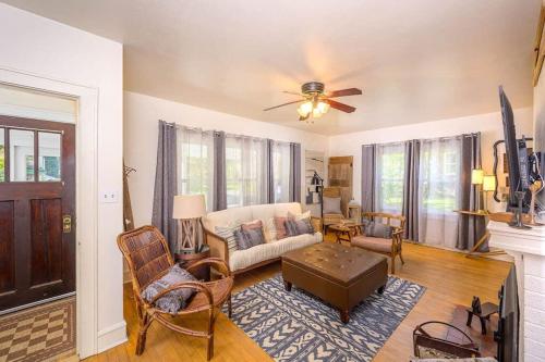 Posedenie v ubytovaní Downtown Lawrence University - Edge of Campus Perfect for Families