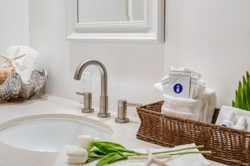 un bancone del bagno con lavandino e lavandino di Lauloa 105 · LOA 105 2BD OceanFront Getaway w AC Pool a Wailuku