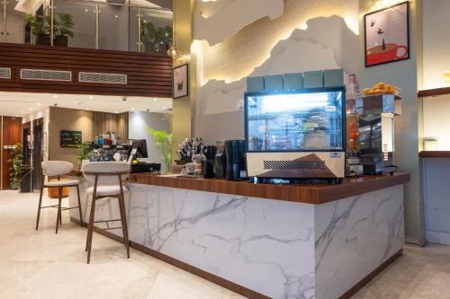 الافق سويت للشقق الفندقية Alufq Suites Hotel في حائل: بار في مطعم مع كونتر