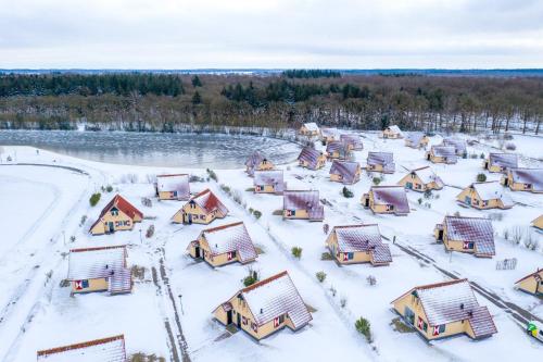 eine Luftaufnahme eines Dorfes im Schnee in der Unterkunft Mooi Drenthe in Wezuperbrug