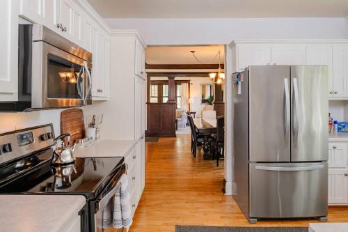 スティーブンスポイントにある5 Bedroom Family Home - UWSP Walkableのキッチン(ステンレス製の冷蔵庫付)