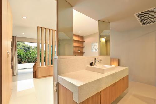 Φωτογραφία από το άλμπουμ του Spacious studio with access to the pool in Karon Hill condo σε Ka Rorn