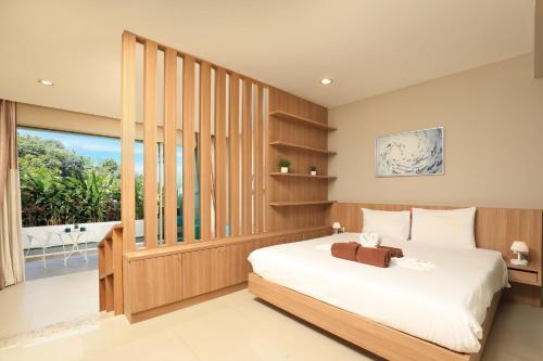 Ένα ή περισσότερα κρεβάτια σε δωμάτιο στο Spacious studio with access to the pool in Karon Hill condo