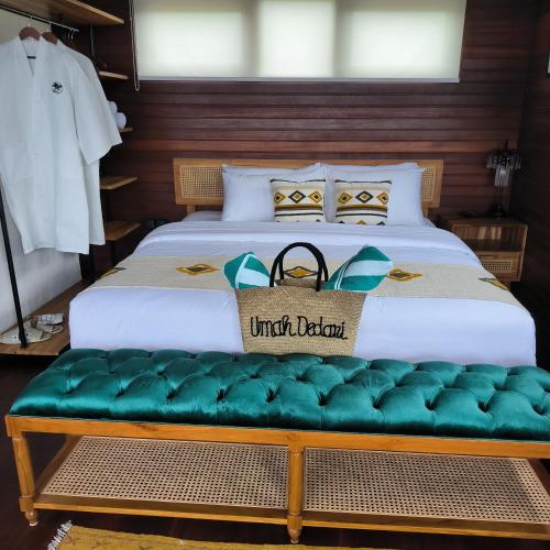 Ένα ή περισσότερα κρεβάτια σε δωμάτιο στο Umah Dedari