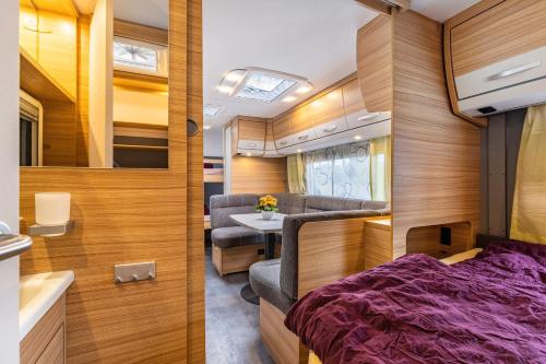 Alt ZeschdorfComfort Wohnwagen max 2 Erw u 2 Kd的一间有床和水槽的小房间