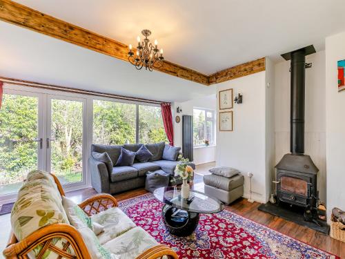 ein Wohnzimmer mit Couch und Kamin in der Unterkunft Forest View Cottage in Nottingham