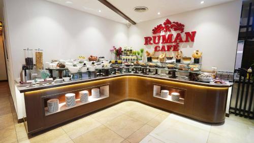 a restaurant with a buffet of food in a store at Best Western Plus Grand Multan in Multan