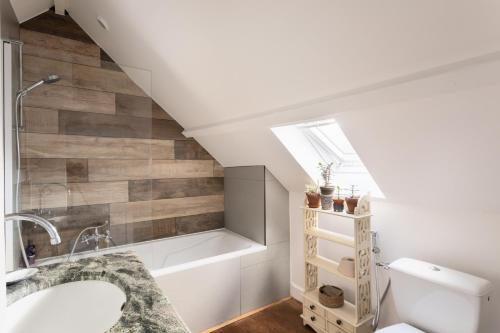 a bathroom with a sink and a bath tub at Cottage Thabor - Centre de Rennes in Rennes