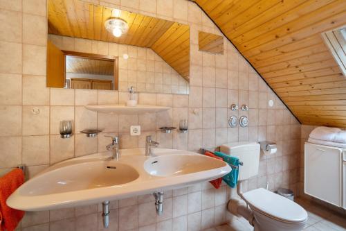 een badkamer met wastafel en toilet bij Kuckucksnest in Bad Herrenalb