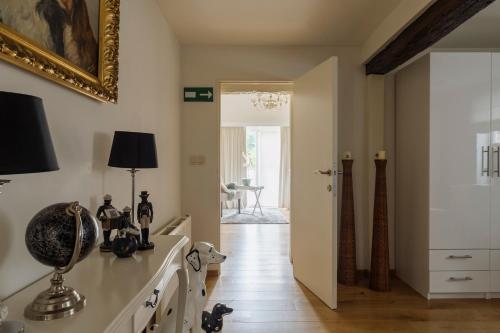 a living room with a table and a mirror at B&B Hof van Vervoering in Voeren