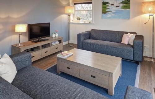 a living room with two couches and a coffee table at Bodelaeke-Wiedenwoning in Giethoorn