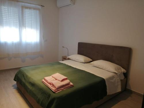 a bedroom with a bed with two towels on it at Suite Petit in Vairano Scalo