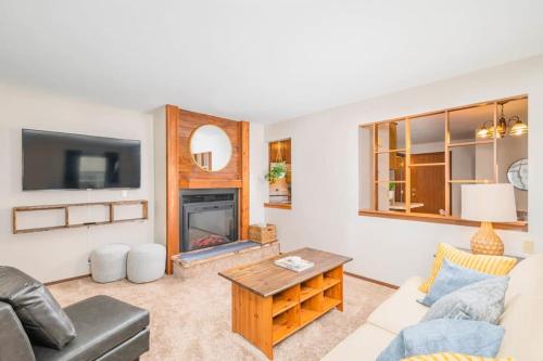 Μια τηλεόραση ή/και κέντρο ψυχαγωγίας στο North Appleton Family Home - 3 bedroom Fenced Yard