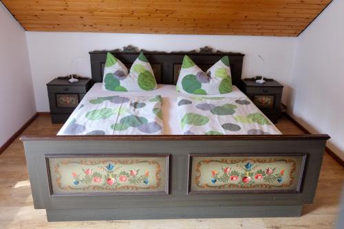 Un dormitorio con una cama grande con almohadas. en Haus Belchenherz - Münstertal, en Untermünstertal