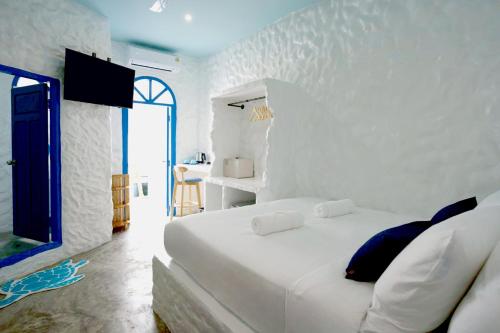 Una habitación blanca con una cama y una ventana en Sweett Lemon Home, en Patong Beach