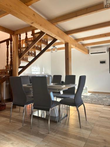 カランセベシュにあるCasa ANEのテーブルと椅子のあるダイニングルーム