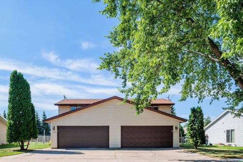une maison avec un garage en face dans l'établissement North Appleton Family Home - 3 Bedroom, à Appleton