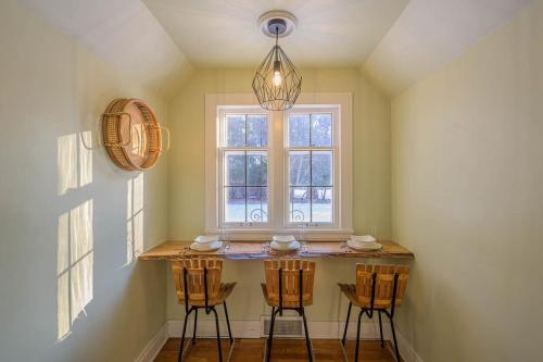 een keuken met een bar met stoelen en een raam bij Downtown Oasis Family Home - Lawrence University PAC College Ave in Appleton