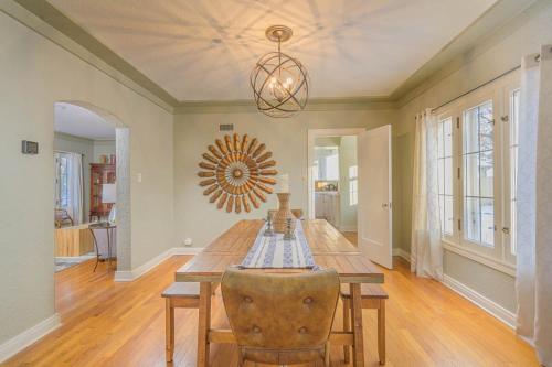 een eetkamer met een tafel en een spiegel bij Downtown Oasis Family Home - Lawrence University PAC College Ave in Appleton