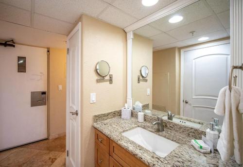 Kupatilo u objektu Kaanapali Shores 942 · KS 942 Spacious Top Floor Studio w Ocean