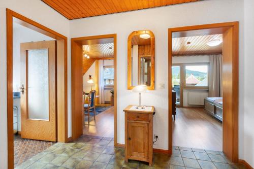 einen Flur mit zwei Türen und einer Lampe auf dem Tisch in der Unterkunft Haus Barbara in Außertal
