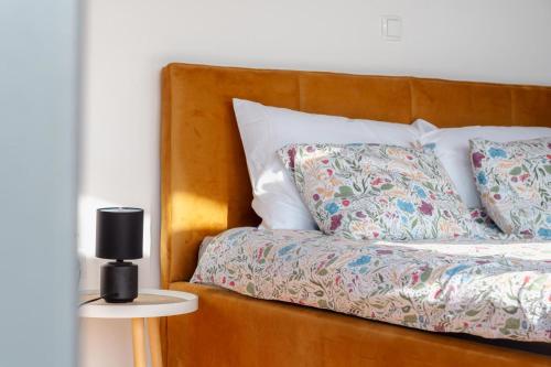 ein Bett mit zwei Kissen und einer Lampe auf einem Tisch in der Unterkunft Casa Vinea in Karlovac