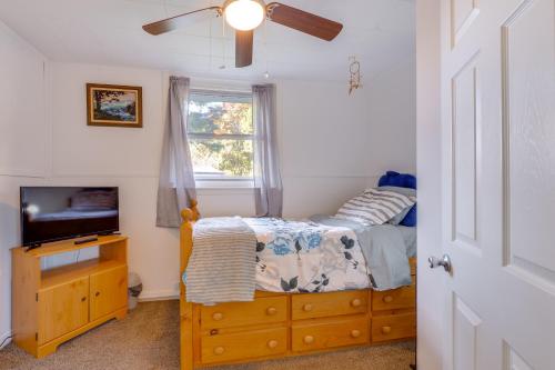 Ένα ή περισσότερα κρεβάτια σε δωμάτιο στο Private Patio and Yard Cozy Maryland Cottage