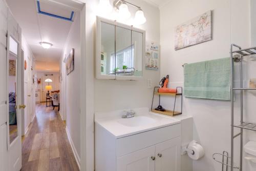 Ένα μπάνιο στο Private Patio and Yard Cozy Maryland Cottage