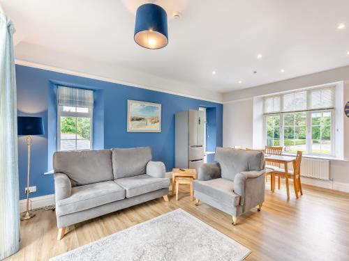 een woonkamer met twee banken en een tafel bij Kent View Apartment in Lindale