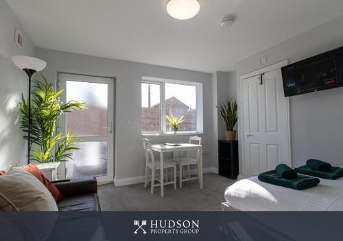 Postel nebo postele na pokoji v ubytování Donnington Apartments - Studio 5