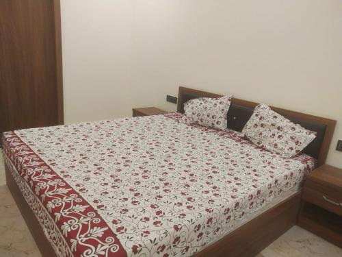 Ένα ή περισσότερα κρεβάτια σε δωμάτιο στο The Dayal Hotels