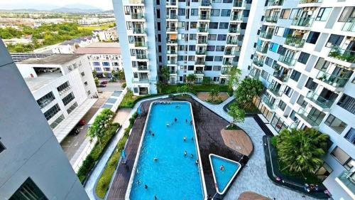 - une vue aérienne sur la piscine dans un immeuble dans l'établissement Minh Anh Apartment 3, à Thôn An Hòa