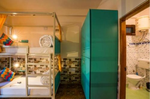 a room with bunk beds and a bathroom with a toilet at goSTOPS Amritsar, Chatiwind Gate in Amritsar