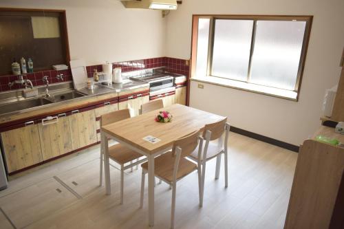 橋本市にあるゲストハウス輪のキッチン(テーブル、椅子、シンク付)