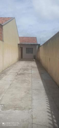 a empty parking lot with a building in the background at Casa Residencial Inteira in São José dos Pinhais