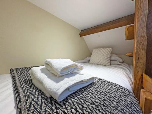 Waltham on the WoldsThe Stables的床上有两条白色毛巾