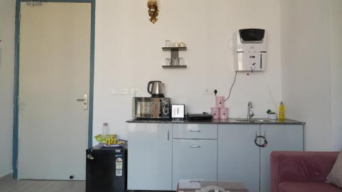 Η κουζίνα ή μικρή κουζίνα στο Naple Stays - The Spectrum of Comfort