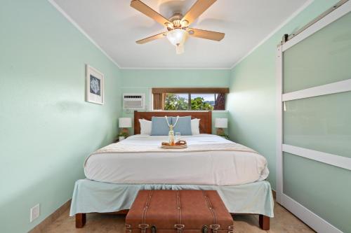 Un dormitorio con una cama con ventilador de techo. en Kuleana 321 · KU 321 Spectacular Ocean Views, en Kahana