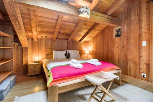 レ・ズッシュにあるChalet Taconnaz - Warm & Cosy 3BR Chalet with Fireplace in Nature - By Cozee Rentalsの丸太小屋のベッドのある寝室
