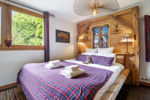 レ・ズッシュにあるChalet Taconnaz - Warm & Cosy 3BR Chalet with Fireplace in Nature - By Cozee Rentalsのベッドとタオル2枚のある寝室